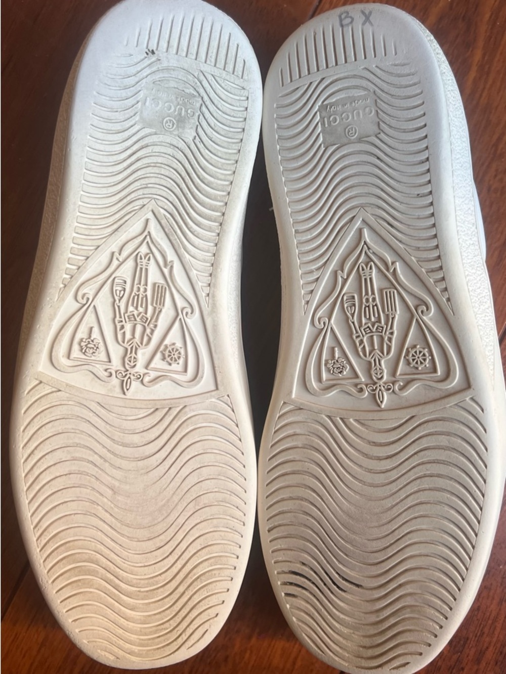 Gucci White Leather Low-Top Sneakers with Green and Red Web and Gold Bee - Picture 5 of 6